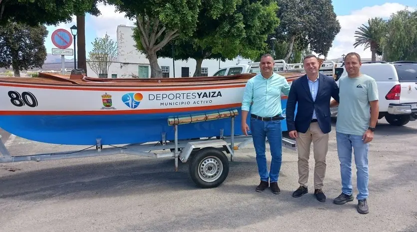 El patrón del barquillo Deportes Yaiza junto al alcalde y el concejal de Deportes.