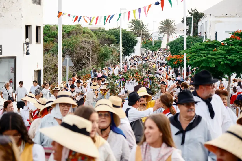 Gran concentración de gente durante la Romería de San Bartolomé.