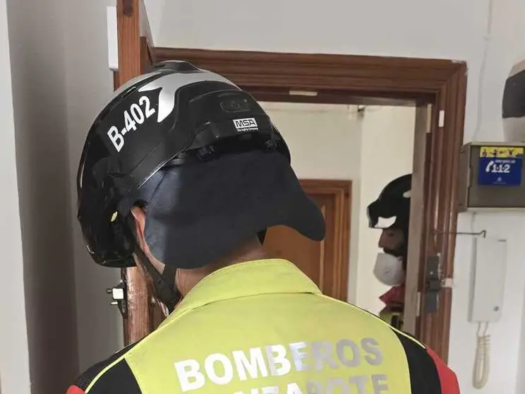Bomberos realizando la apertura de la vivienda.