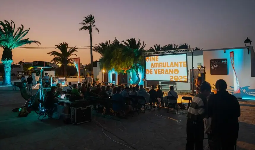 Cine Ambulante de Verano, iniciativa de la Asoc. Tenique Cultural.