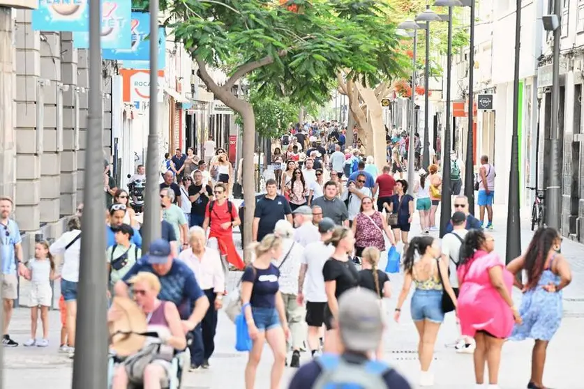 La Zona Comercial Abierta de Arrecife recibiendo la presencia de miles de turistas.
