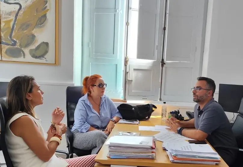 Echedey Eugenio y Maite Corujo con la representante de la Asociación Provincial de Industriales Feriantes de Las Palmas.