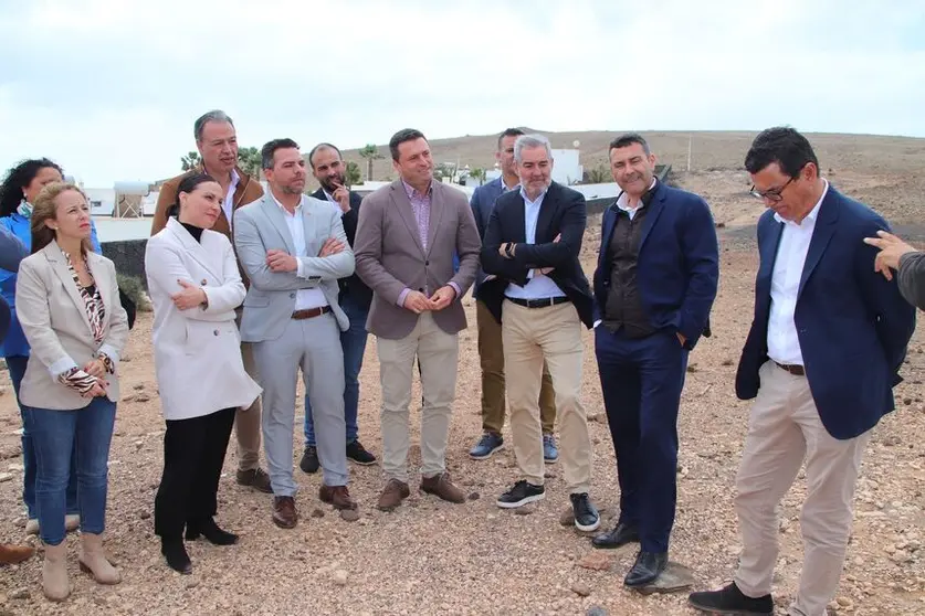 Visita de representantes públicos a la parcela objeto del proyecto.