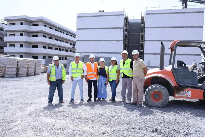 Oswaldo Betancort y Miguel Ángel Jiménez en su visita a las viviendas de protección oficial en Maneje.