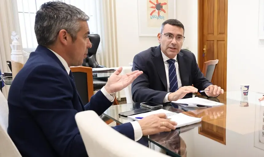 Oswaldo Betancort en una reunión con Narvay Quintero.