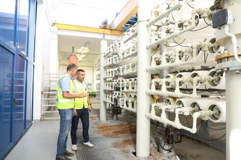 Oswaldo Betancort y Domingo Cejas en la planta Díaz Rijo.
