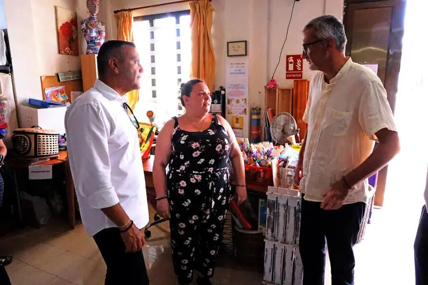Oswaldo Betancort y Marci Acuña en su visita a la Asociación el ático de la abuela.