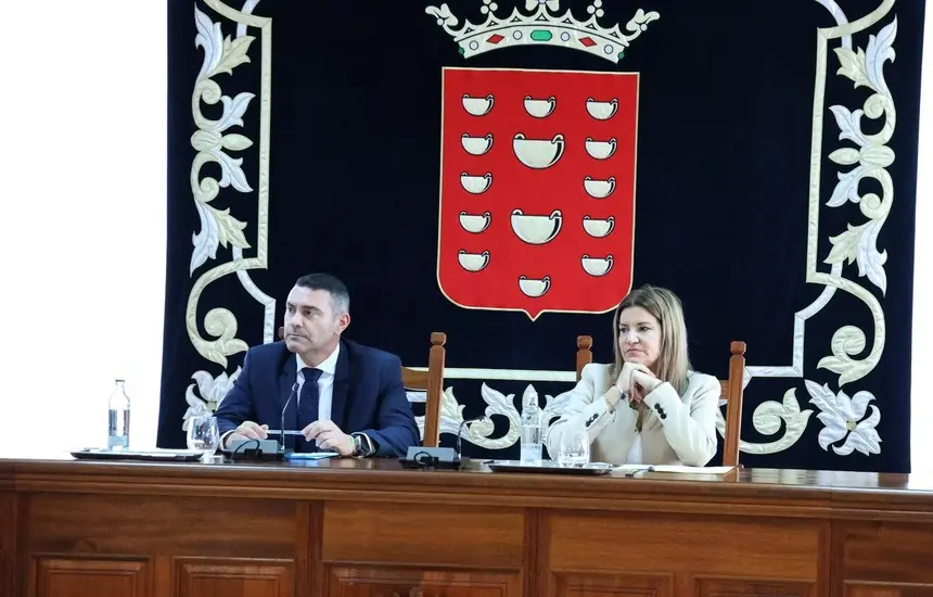 El presidente, Oswaldo Betancort, y la vicepresidenta, María Jesús Tovar.