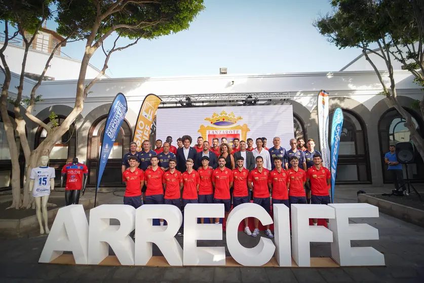 Representantes públicos junto a los jugadores de la UD Lanzarote en la presentación del equipo.