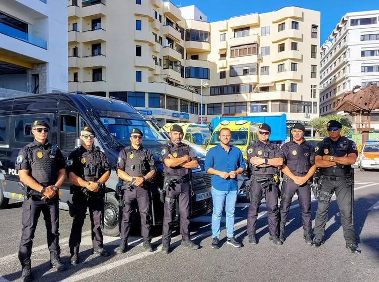 El alcalde de Arrecife, Yonathan de León, junto a agentes de la USCI de la Policía Local desplegados en el Reducto.