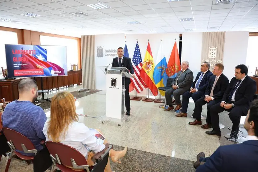 Oswaldo Betancort durante una rueda de prensa realizada en el Cabildo de Lanzarote.