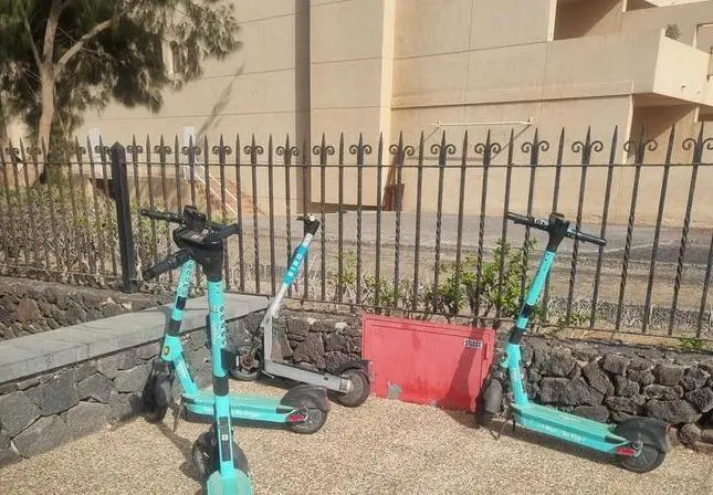 Imagen de los patinetes en Puerto del Carmen.