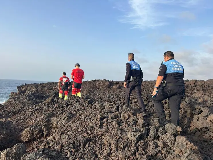 Bomberos y agentes de la Policía Local durante la actuación.