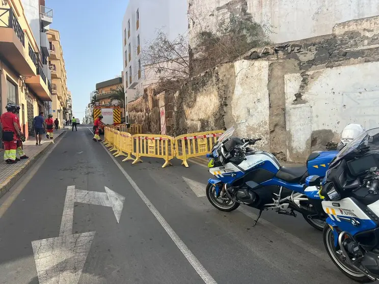 Vallas colocadas por los bomberos ante el desprendimiento.