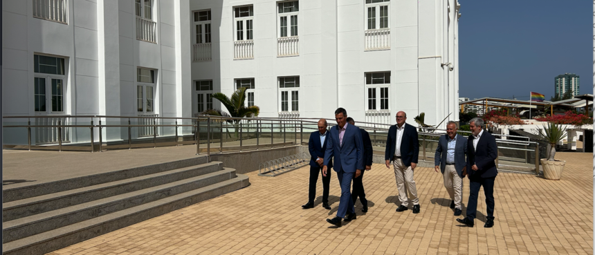 Pedro Sánchez durante su visita al Cabildo de Lanzarote.