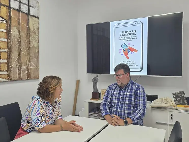 Isidro Pérez junto a Carmen Medina organizando las I Jornadas de Adolescencia de San Bartolomé.