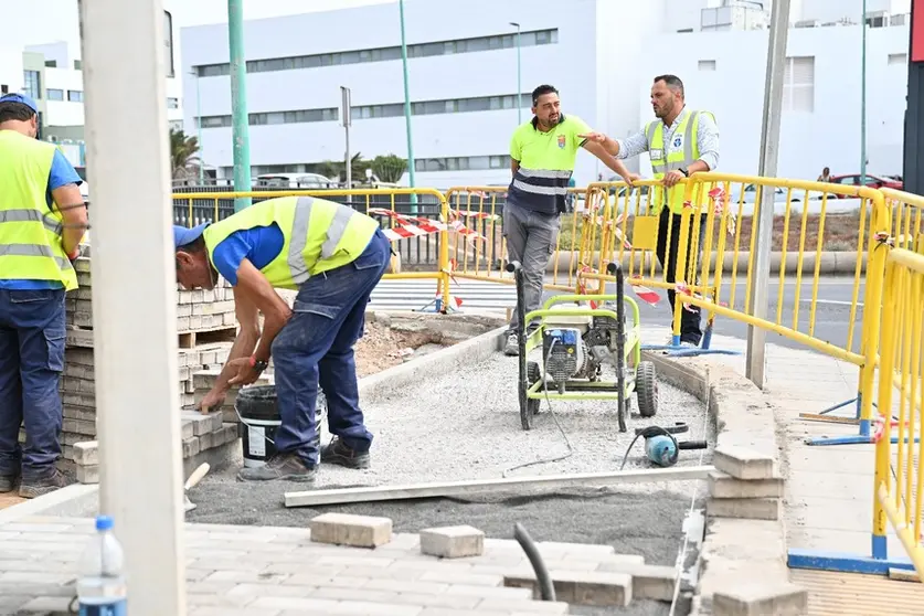 El alcalde Yonathan de León supervisando estos nuevos trabajos para suprimer barreras en las calles de Arrecife.