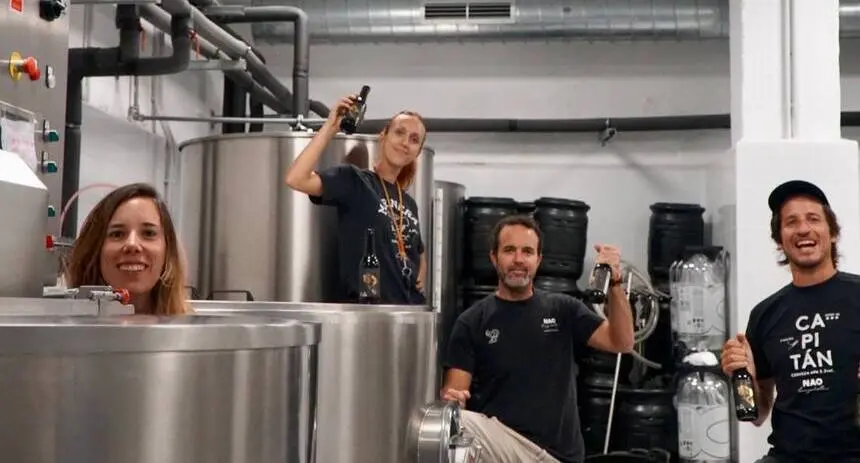 Miguel Lasso junto al resto de sus compañeros en el lugar donde se elabora la cerveza.