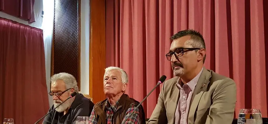 Marci Acuña junto a Juan José Santana de León.
