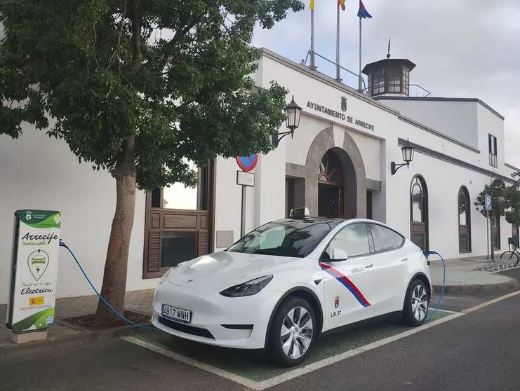 Imagen de un taxi en uno de los puntos de recarga eléctrico instalados por el Ayuntamiento de Arrecife.