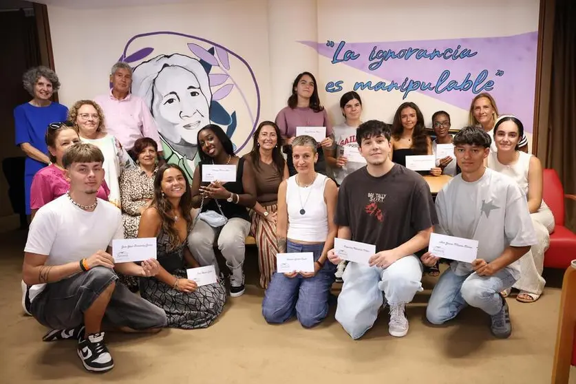 Entrega de Becas Mercedes Medina.