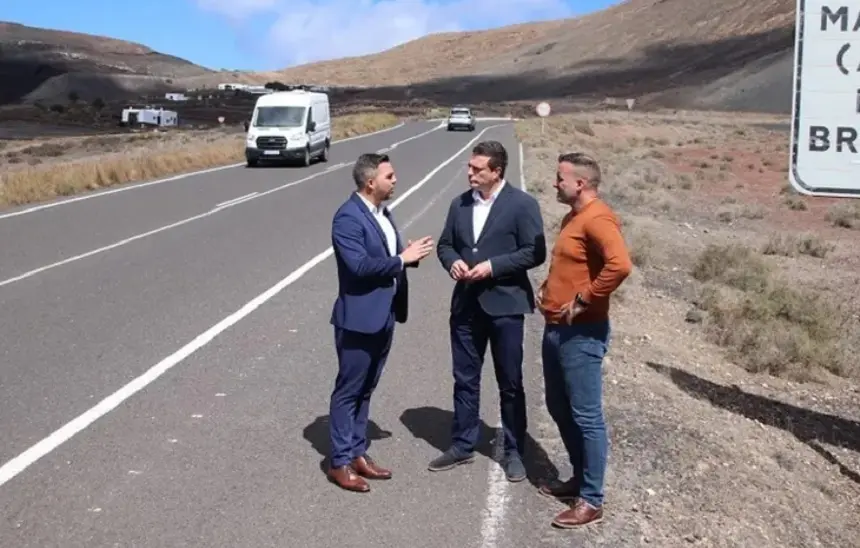 Noda con Ángel Lago y Jacobo Medina visitando otra zona que ha resuelto el actual Gobierno del Cabildo, la subida a Femés. 