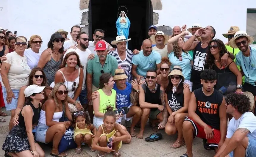 La alcaldesa de Teguise con los vecinos disfrutando de las fiestas.