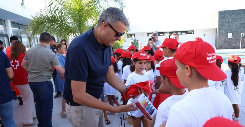 El consejero Francisco Javier Aparicio con los niños que participaron en el evento.