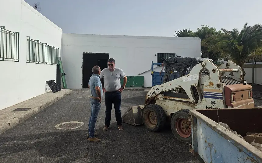 El alcalde de San Bartolomé visitando una de las obras.