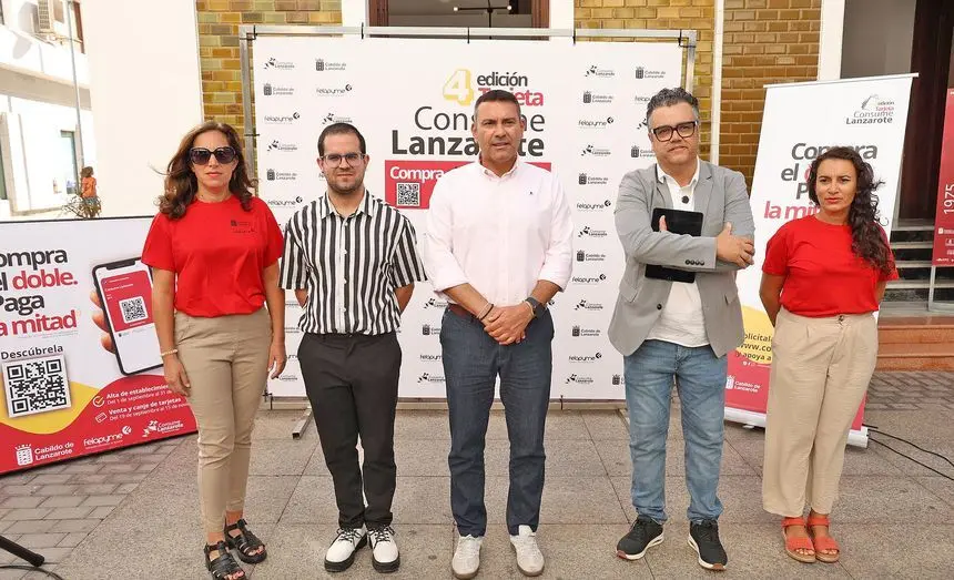 El presidente del Cabildo y el consejero de Comercio durante la presentación de la iniciativa.