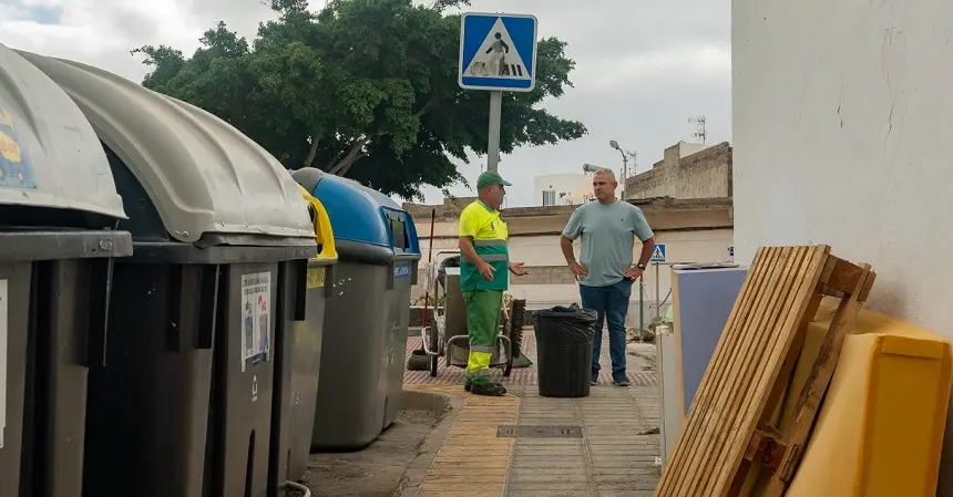 Jacobo Lemes hablando con un trabajador de lilmpieza sobre una imagen que se repite a diario en Arrecife.