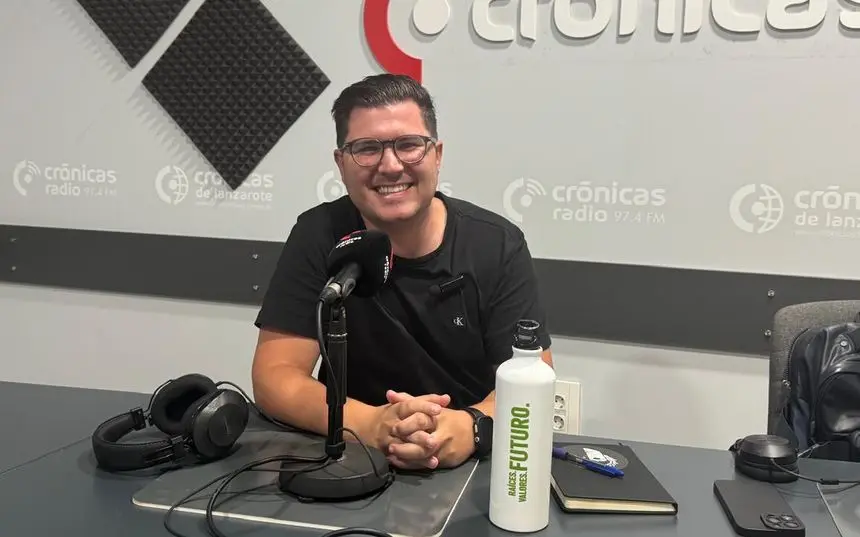 Ayoze Corujo en el estudio de Crónicas Radio.