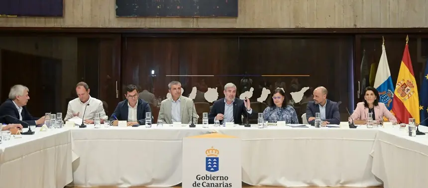 Imagen de este martes del encuentro entre el Gobierno de Canarias y la FECAM para abordar el problema de la vivienda.