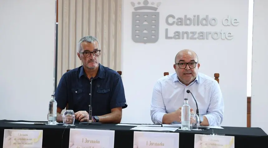Momento de la presentación de la jornada con el consejero de Bienestar Social del Cabildo, Marci Acuña, al frente.