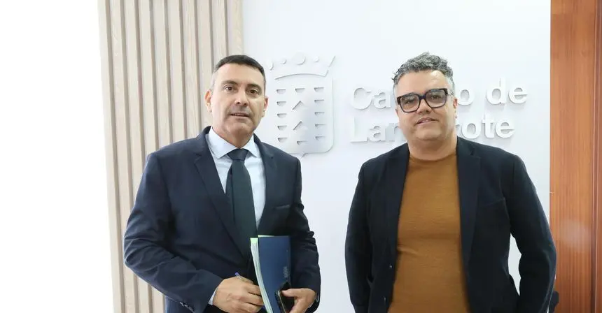 Oswaldo Betancort y Armando Santana en la puerta del Cabildo.