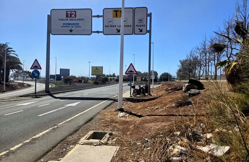 Imagen del lamentable estado en el que se encuentra una de las zonas de acceso al aeropuerto de Lanzarote.