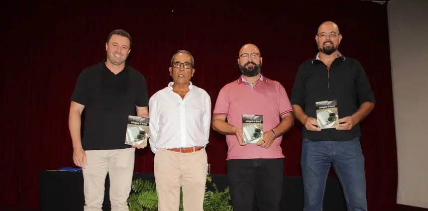 El alcalde posó con los artistas tras el encuentro