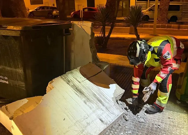 Momento de la llegada de uno de los bomberos que aseguró la zona