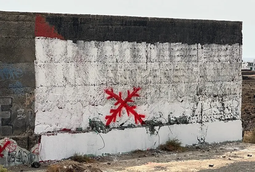 Imagen del atentado que Nueva Canarias dice que se ha producido en el muro en el que estaba la bandera palestina.
