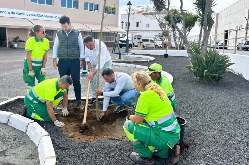 El alcalde y los concejales este lunes con los trabajadores.