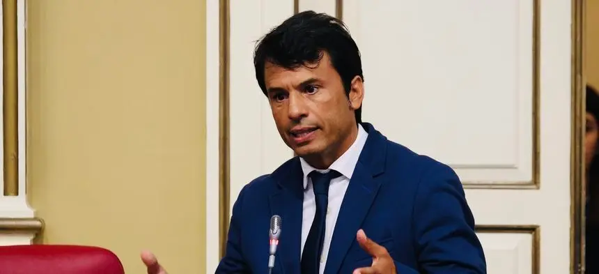 Marcos Bergaz en el Parlamento de Canarias.