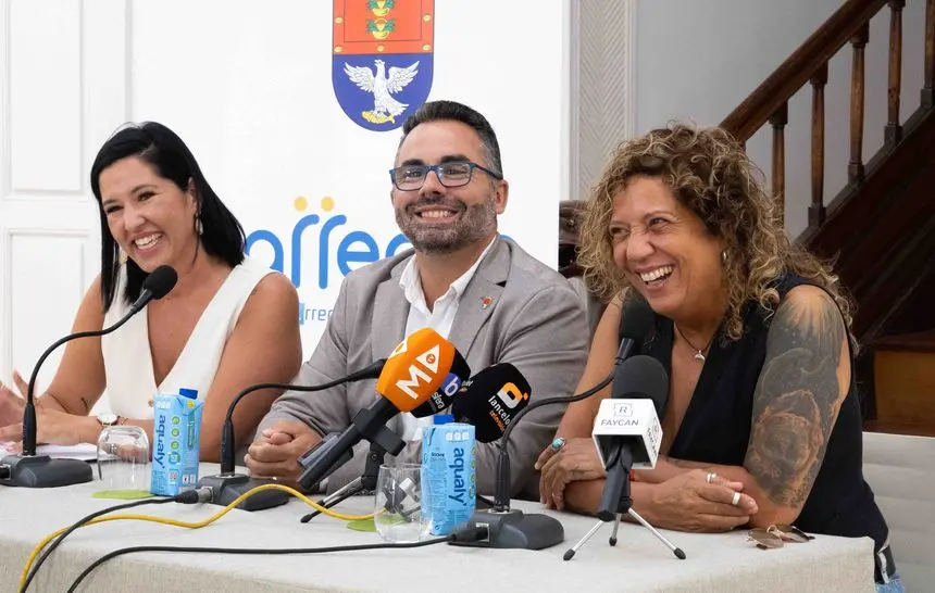 Rosana junto a los concejales de Festejos y Cultura de Arrecife.