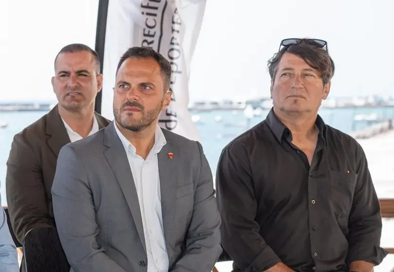 El presidente de la Federación en un acto sentado al lado del alcalde de Arrecife antes de la polémica