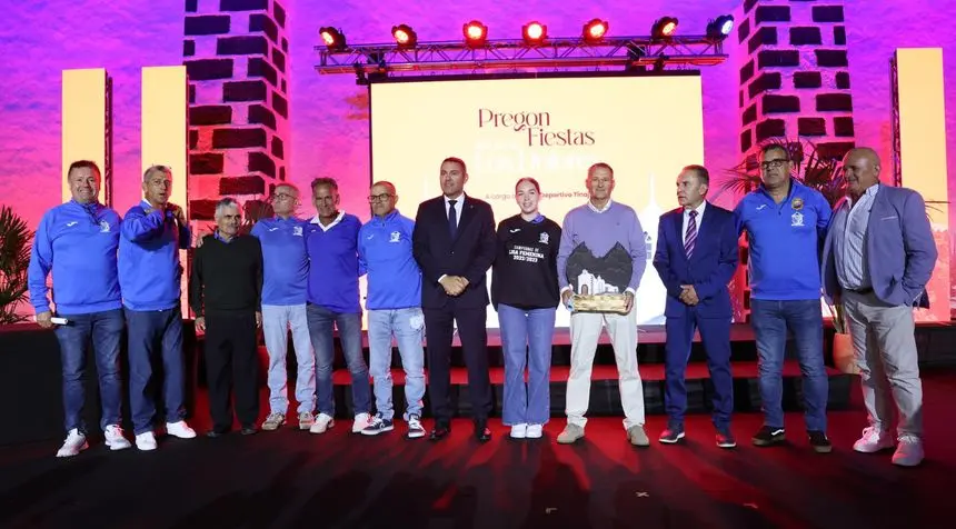 Los integrantes del equipo de fútbol junto a las autoridades que acudieron al importante acto