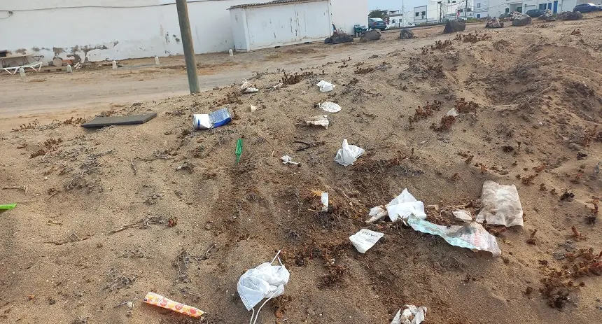 Imagen que ejemplifica lo que la asociación denuncia que ocurre después de muchas fiestas en los pueblos de la Isla.