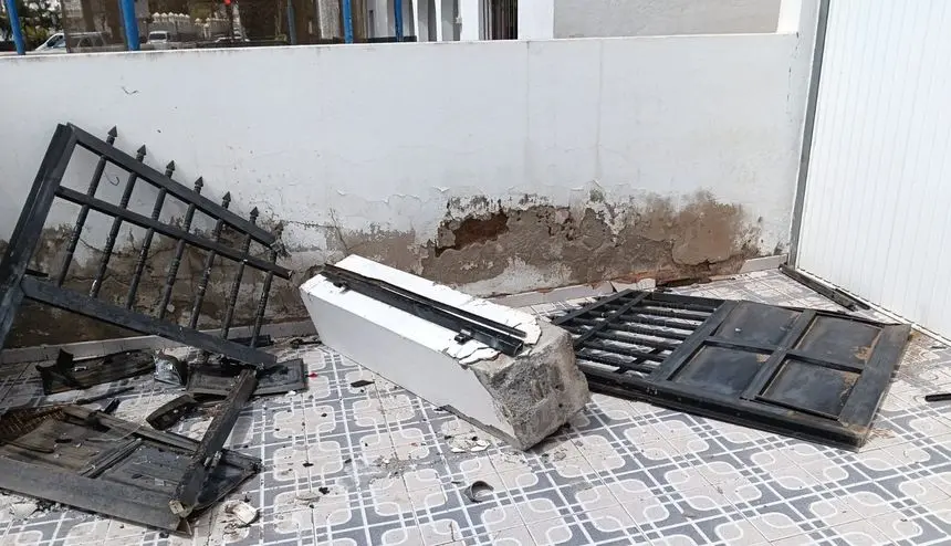 Así quedó el muro de la casa más afectada tras el impresionante impacto