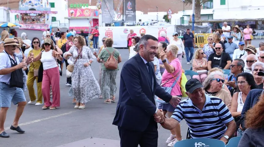 El presidente del Cabildo apareció en la feria para saludar a los mayores que se desplazaron hasta allí