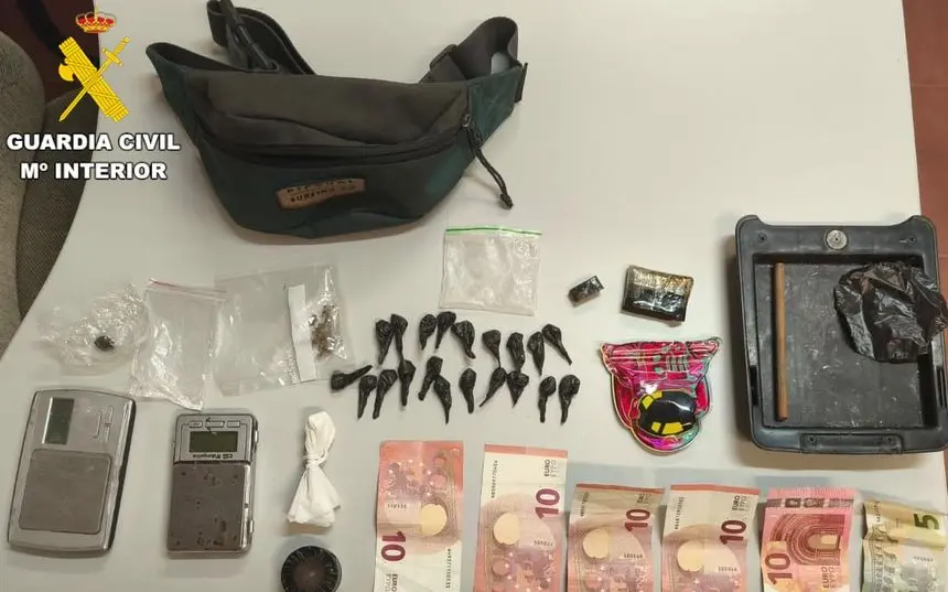 Material incautado por la Guardia Civil en Famara.