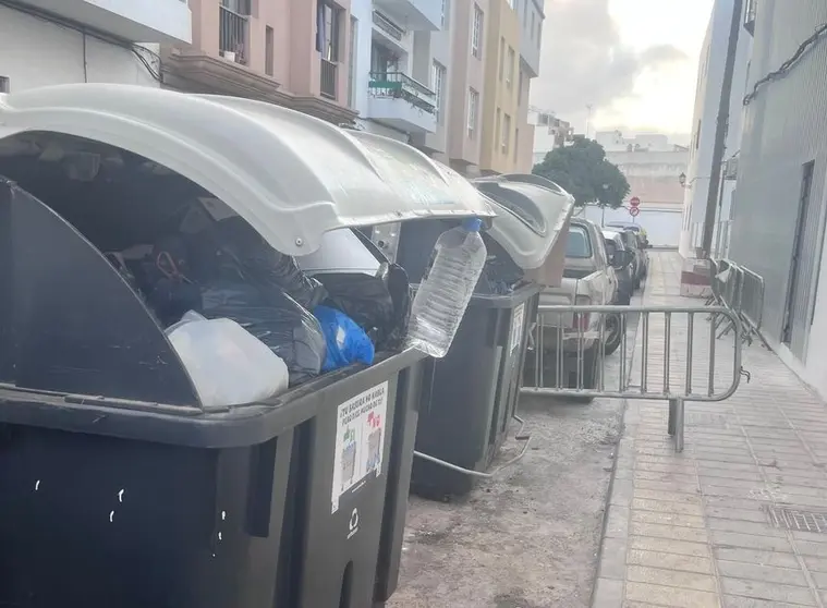 Imagen de cómo se encuentran algunos contenedores en Arrecife, sujetados con botellas porque no funcionan los pedales.