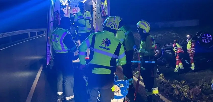 EMERLAN atendiendo a la víctima del accidente producido en Mancha Blanca.